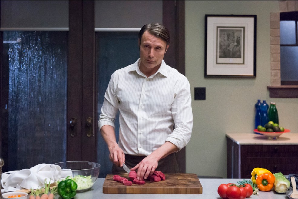 Em Hannibal, o psiquiatra Hannibal Lecter impressiona seus convidados com incríveis dotes culinários — Foto: Reprodução/IMDb