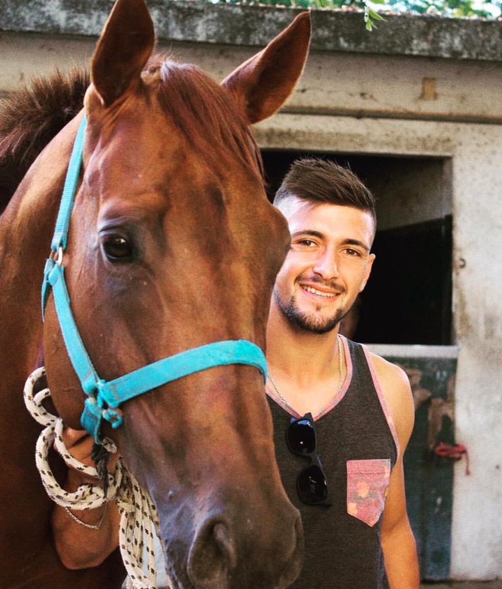 Arrascaeta e Kemei, o cavalo que ele define como "uma verdadeira Ferrari" — Foto: Arquivo Pessoal