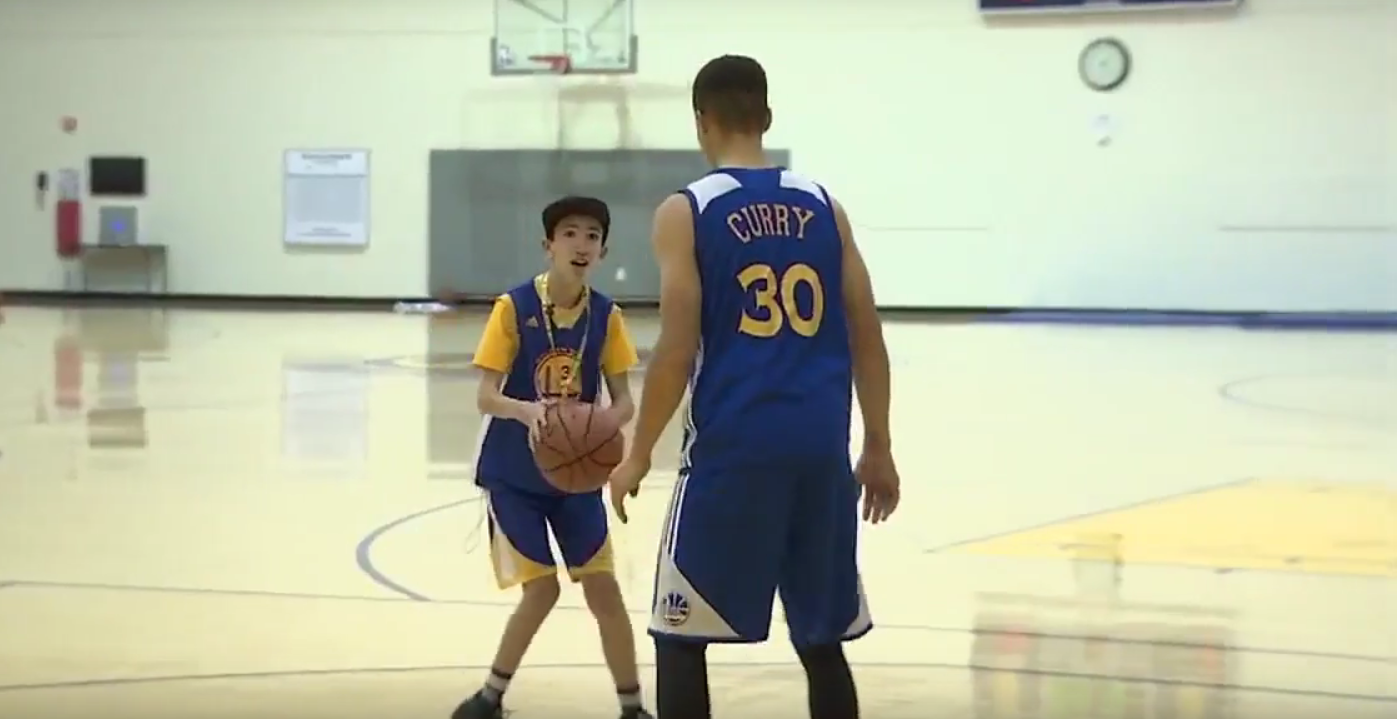 Stephen Curry e o garoto Brandon Kelman (Foto: Reprodução/Youtube)