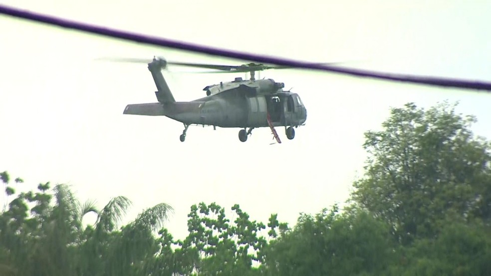 HelicÃ³ptero da FAB sobrevoou local para localizar vÃ­timas â Foto: ReproduÃ§Ã£o/Rede AmazÃ´nica