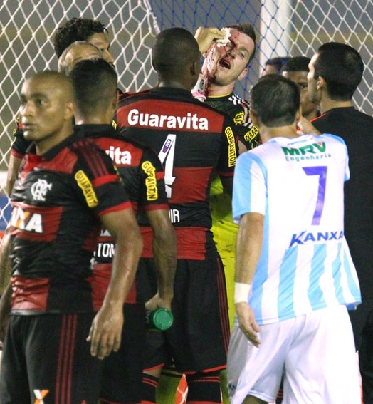 Pacotão do Fla: goleiros sangrando, confusão em vestiário e Alec no gol