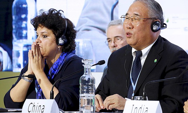 A ministra brasileira Izabella Teixeira com o representante chinês Xie Zhenhua na COP21, em Paris 