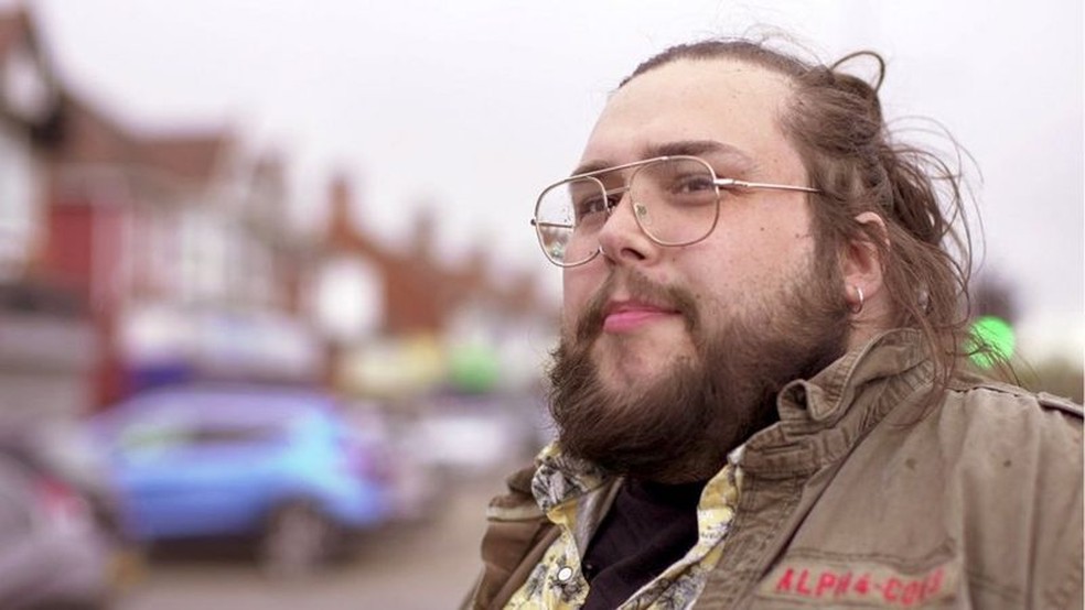 De frente para a casa de Jed, há uma rua com cerca de 20 restaurantes de fast-food — Foto: BBC