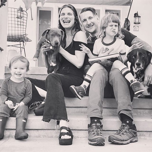 A atriz Lake Bell ao lado do marido, Scott Campbell e dos filhos, Ozzy e Nova (Foto: Reprodução/Instagram)