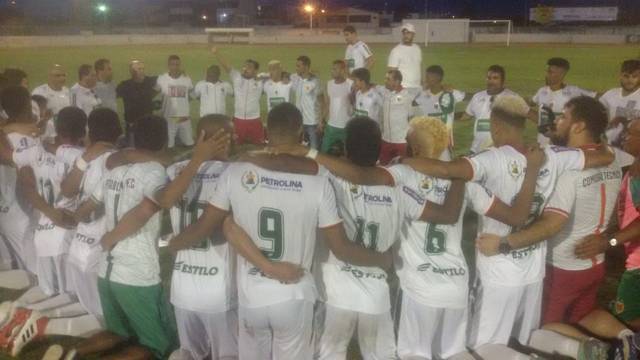 Jogadores Petrolina fazem oraÃ§Ã£o apÃ³s conquista do tÃ­tulo de TricampeÃ£o.