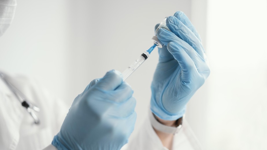 Vacinas para o câncer estarão disponíveis antes de 2030, dizem cientistas por trás de imunizante da Covid-19.