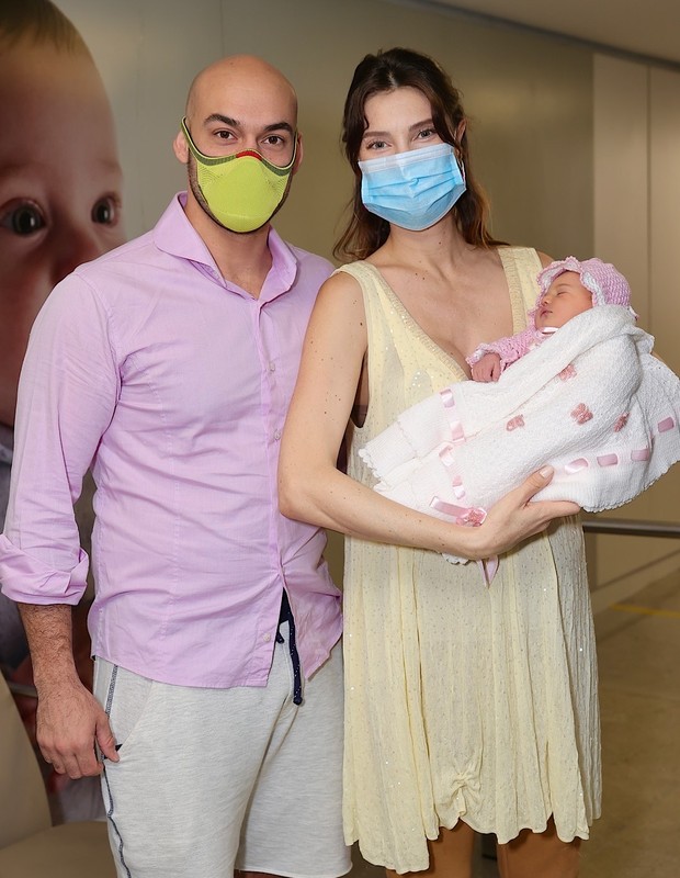 Júlia Pereira e Amilcare Dallevo Neto deixam a maternidade com Suzanne (Foto: Manuela Scarpa/Brazil News)