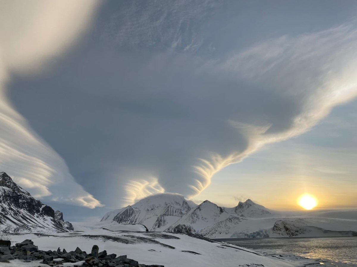 Lenticular clouds appear in Antarctica.  Understand who they are and in what situations they are |  environment