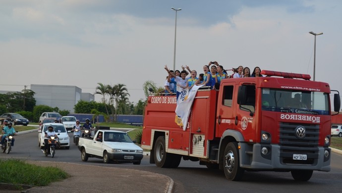Equipe feminina de vôlei de Rondônia é recebida com carreta em Vilhena (Foto: Lauane Sena)