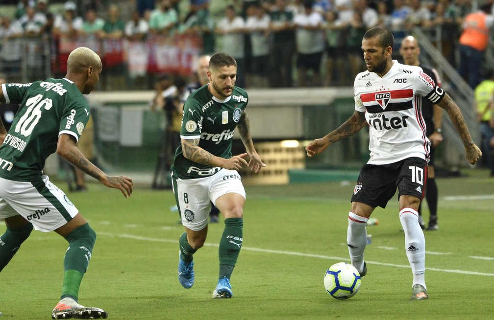 Daniel Alves é marcado por Zé Rafael e Deyverson, do Palmeiras — Foto: Marcos Ribolli