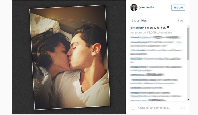 O ator americano Jake T. Austin publicou em seu Instagram uma foto em que aparece beijando Danielle Ceasar, uma fã que o 'perseguiu' por seis anos