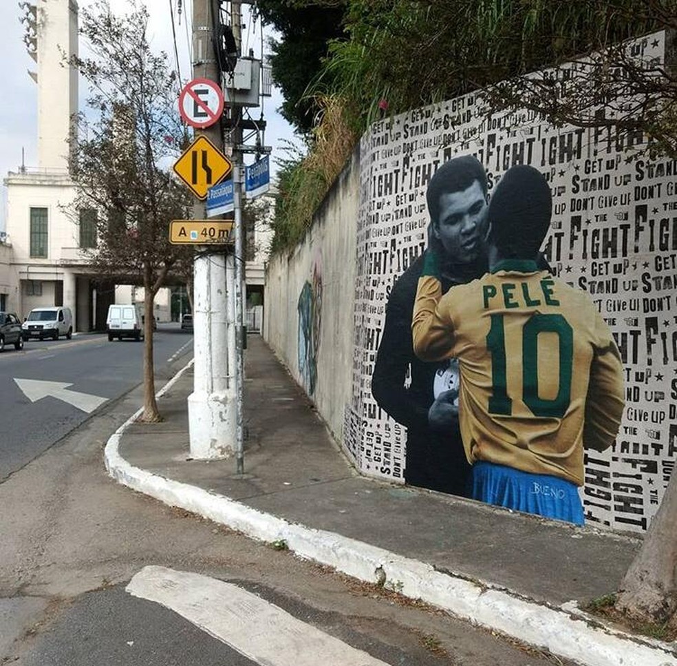 Pelé e Muhammad Ali nas proximidades do estádio do Pacaembu, em São Paulo — Foto: Luis Bueno/Arquivo pessoal
