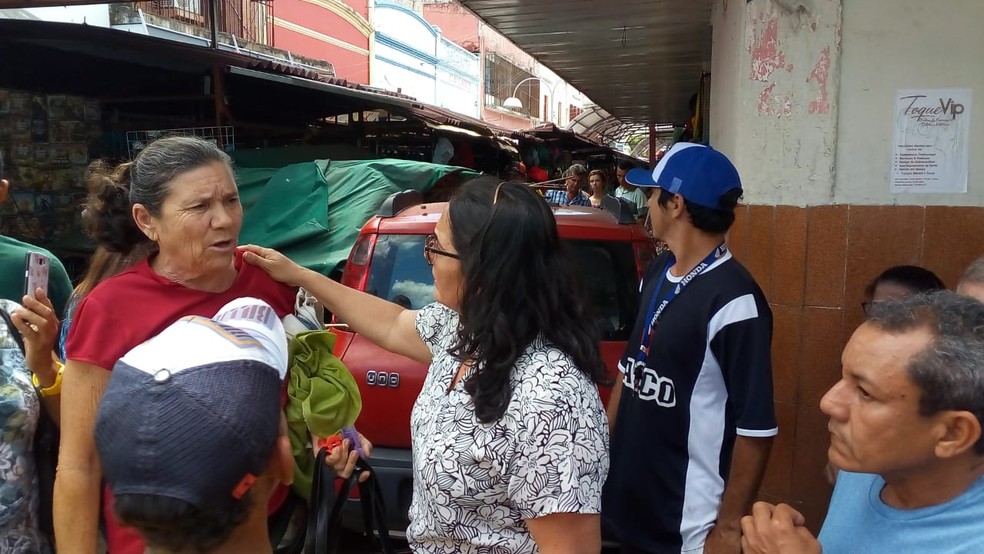 Pessoas ficaram assustadas com a invasão do carro em via comercial (Foto: Arquivo Pessoal / Marcos Marquinhos)