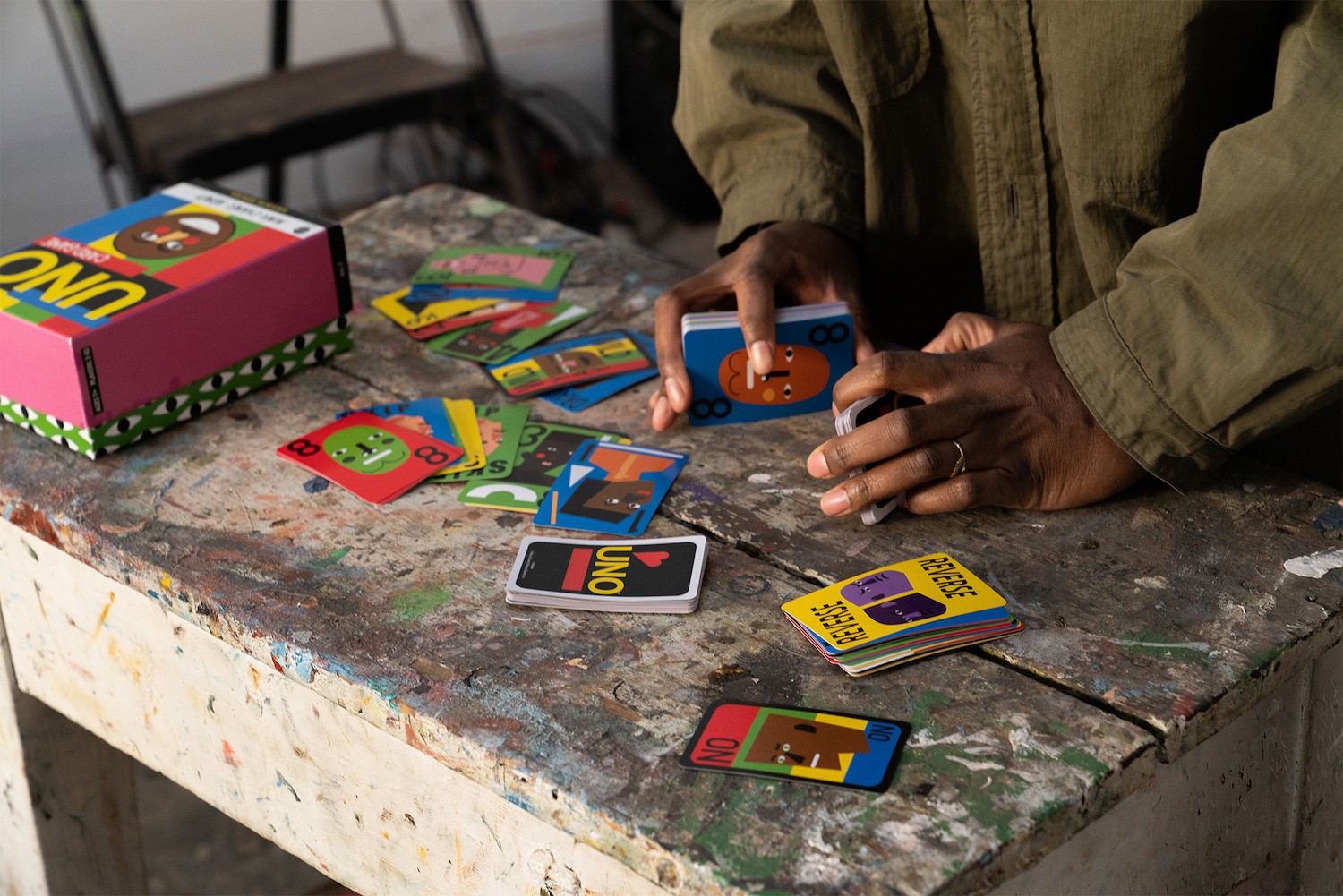 Designer brasileiro cria versão minimalista do jogo de cartas UNO