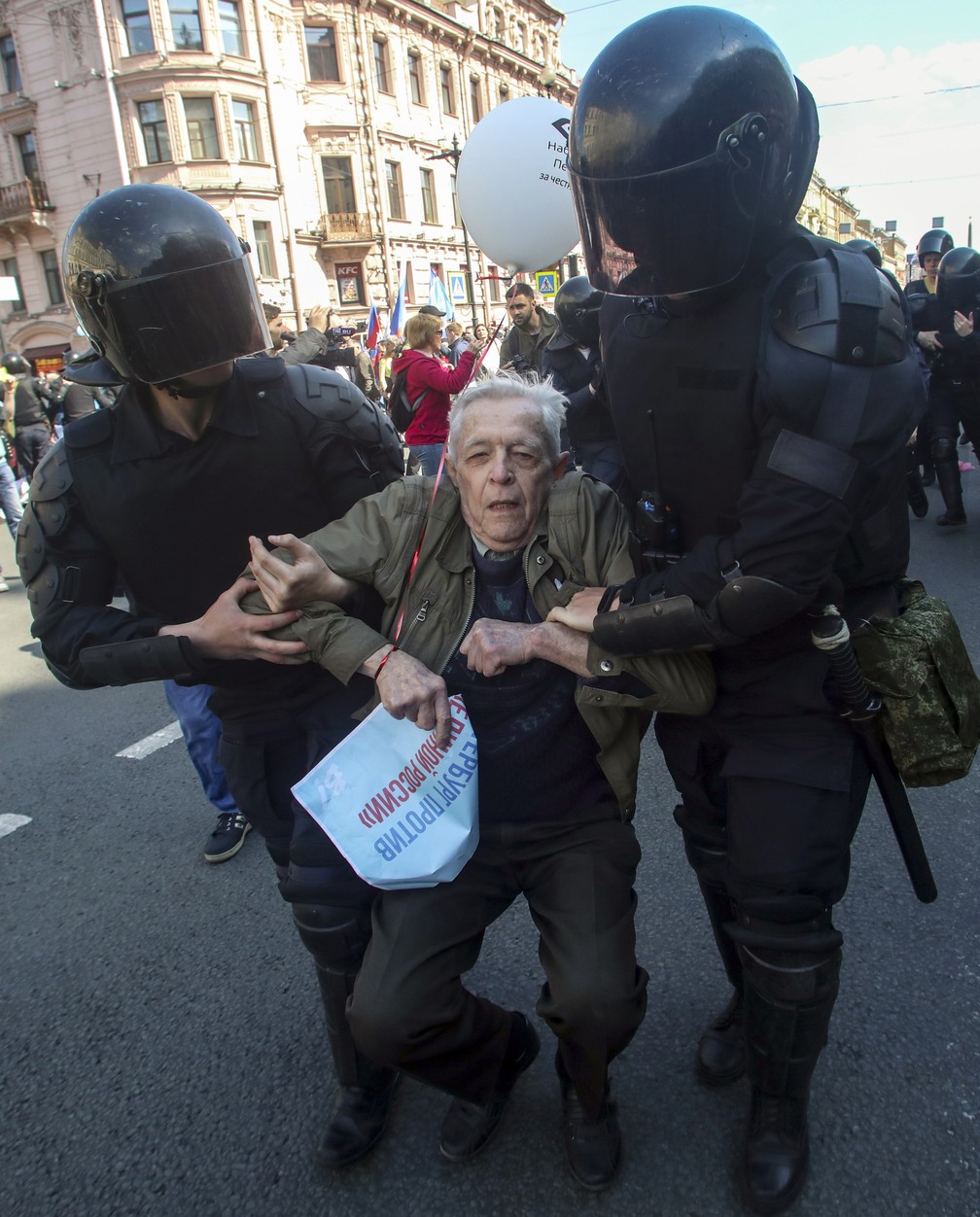 Tropa de choque detém um manifestante idoso durante protestos de 1º de maio em São Petersburgo, na Rússia. — Foto: Dmitry Yermakov, Interpress via AP