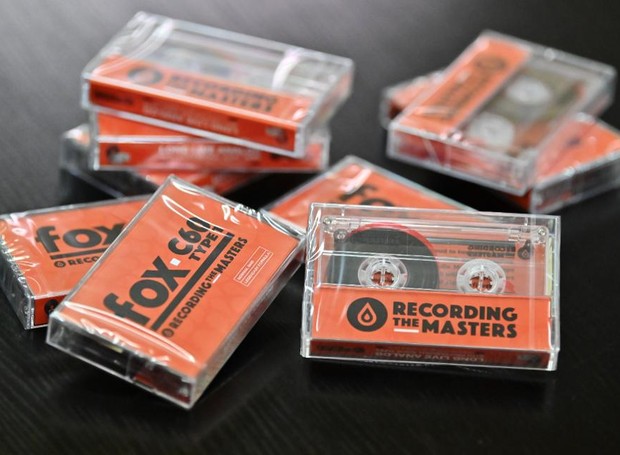 Depois de comercializar 30 mil fitas cassete em um ano, a empresa relança o tocador de portátil (Foto: Recording the Masters/ Reprodução)