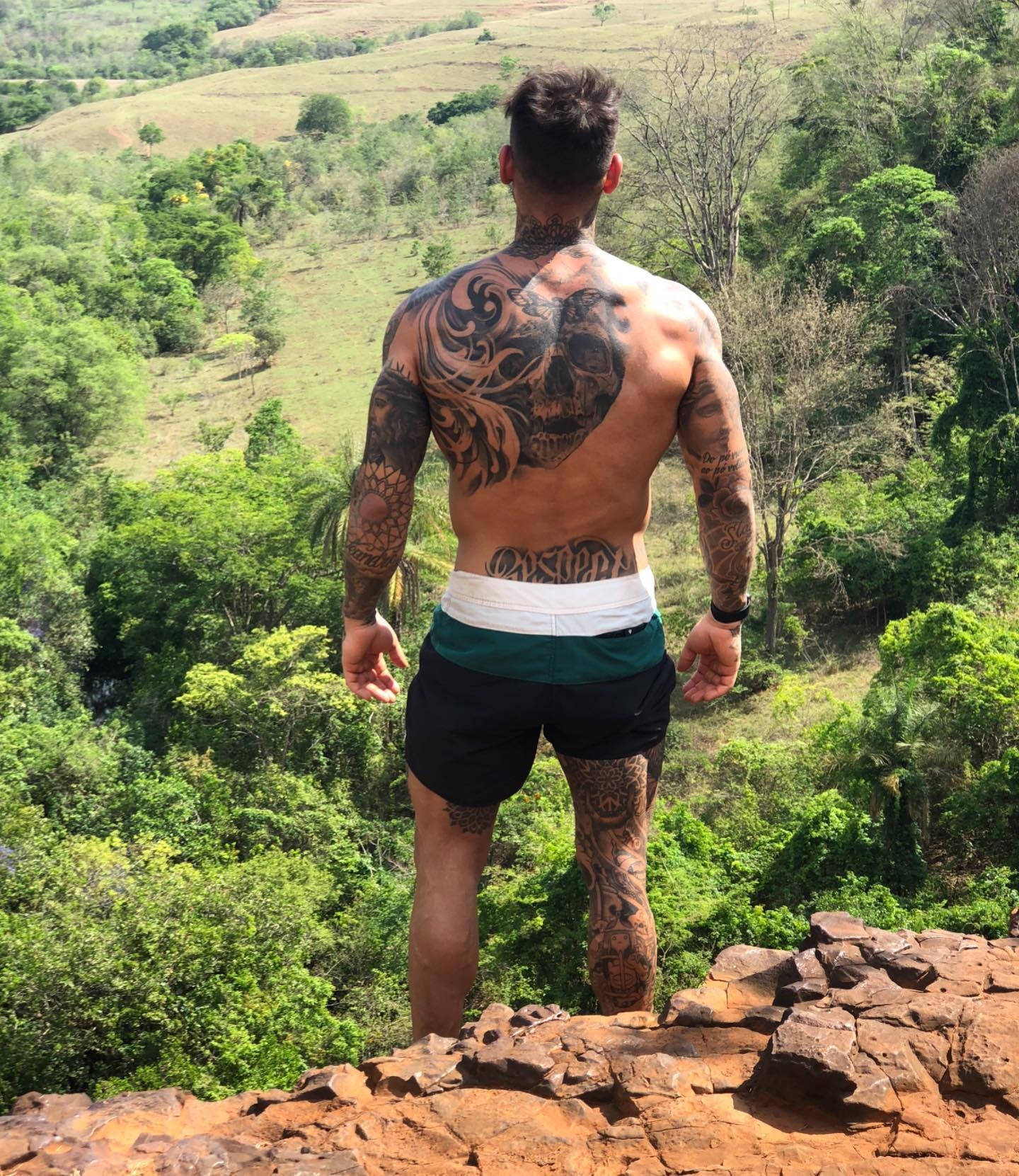 Lucas Lucco publica foto curtindo a natureza após fim de relacionamento: 'Não adianta ir por caminhos sem direção' (Foto: Reprodução / Instagram)