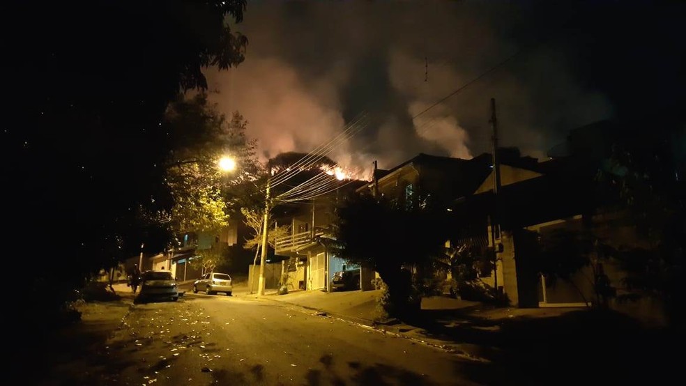 Incêndio em área no Jardim Melle, em Vinhedo — Foto: Jonatan Morel / EPTV