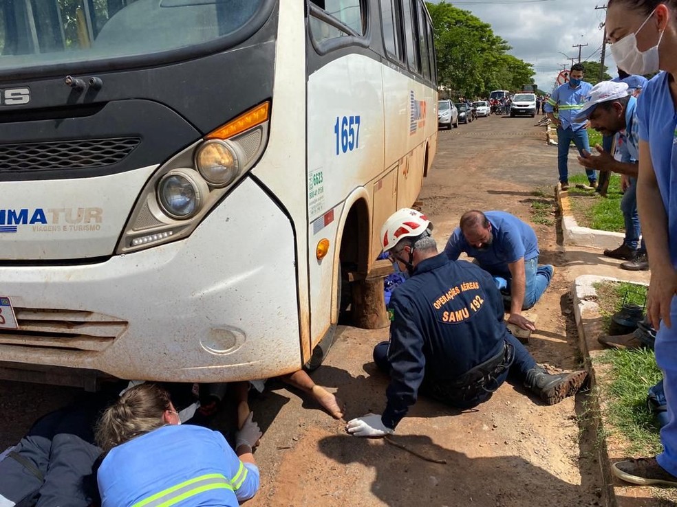 Menino de 10 anos ficou preso embaixo do ônibus após ser atropelado em Guaporema — Foto: Samu Aéreo/Divulgação