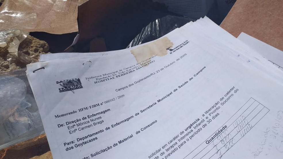 Documentos com emblema do Hospital Ferreira Machado também foram encontrados  — Foto: Alice Sousa/G1