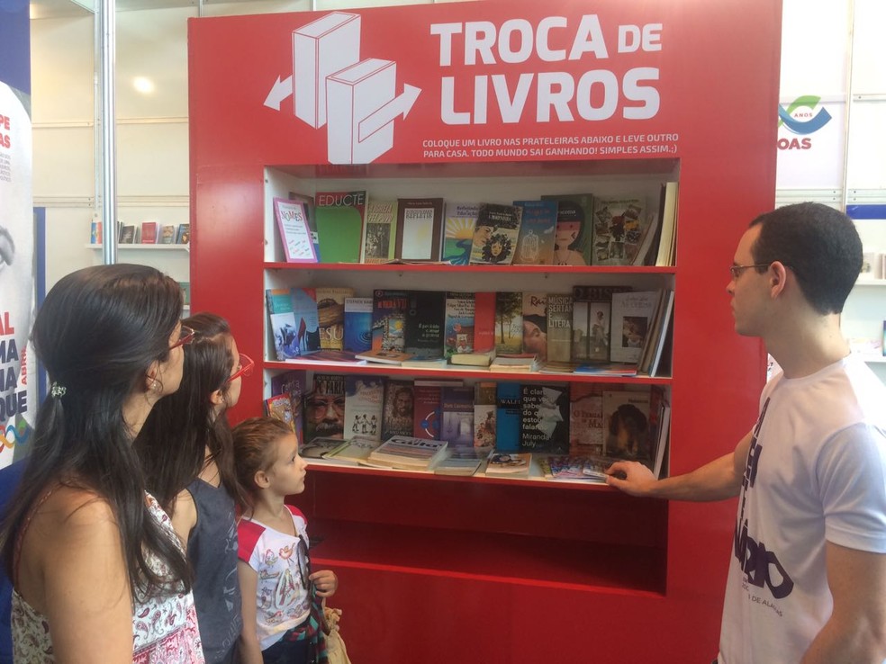 Estande montado na Bienal recebe doação e distribui livros gratuitamentes (Foto: Carolina Sanches/G1)