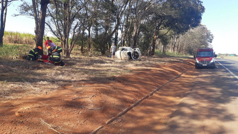 Fusca foi arremessado para o acostamento e capotou na BR-153 em Ourinhos — Foto: Polícia Rodoviária Federal/Divulgação