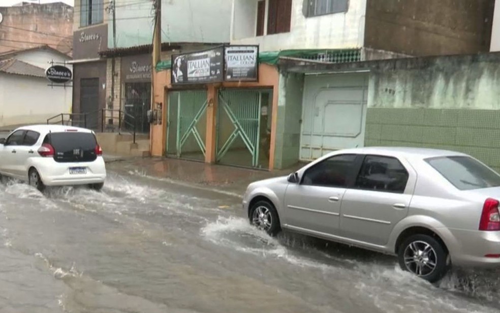 Chuvas forte inundou casas e causou alagamentos em Caatiba, sudoeste da Bahia — Foto: Reprodução/TV Bahia