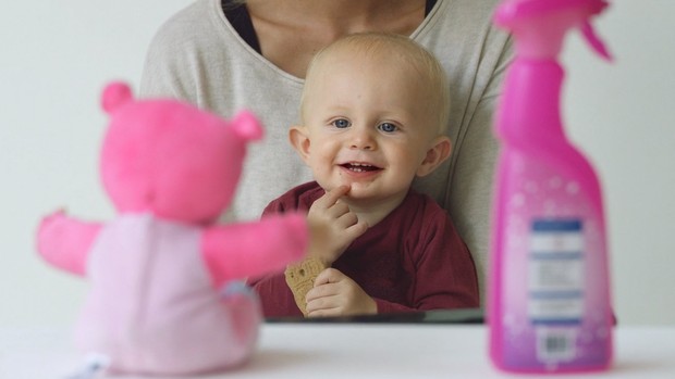 O que o bebê vai preferir: o ursinho ou o produto de limpeza? (Foto: Lemz/Vimeo)