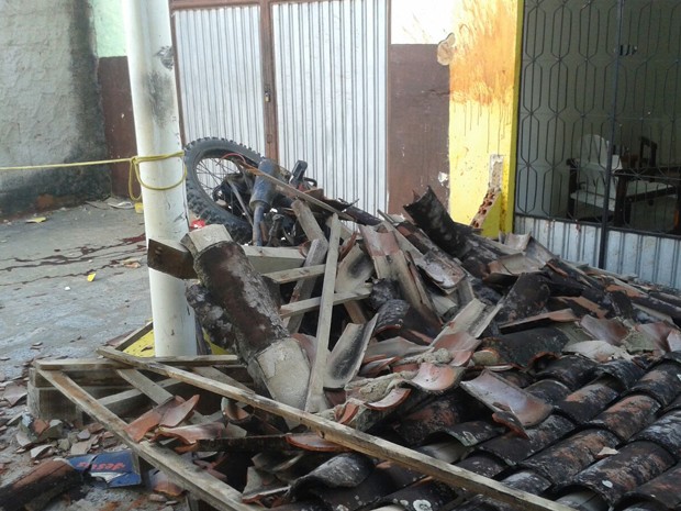 Adolescente que pilotava a motocileta estava sem capacete e teve morte imediata após bater na pilastra e telhado cair sobre ele (Foto: Zuíla David/TV Cabo Branco)