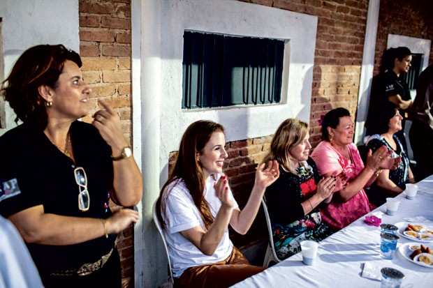 Suzane e os jurados aplaudem as participantes do concurso Miss Primavera 2014 (Foto: André Vieira)