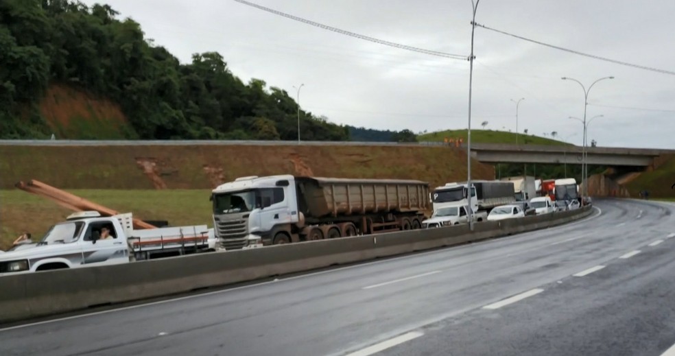 Engarrafamento na BR-262, em Viana, no ES  — Foto: Reprodução/ TV Gazeta 