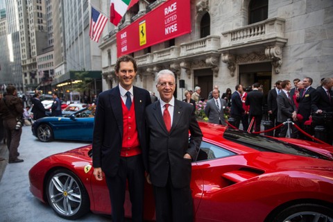 A Ferrari, controlada pelo grupo Fiat Chrysler Automobiles (FCA), estreou na bolsa de Nova York em outubro. John Elkann (esq.), presidente do conselho da FCA, e Piero Ferrari (dir.), filho do fundador da marca, comemoraram em frente à NYSE