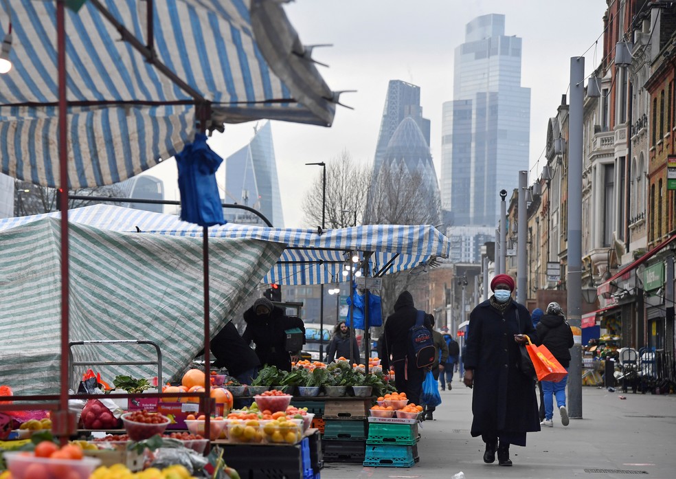 Feira na capital britânica com edifícios do distrito financeiro, a City of London, ao fundo — Foto: Reuters/Toby Melville