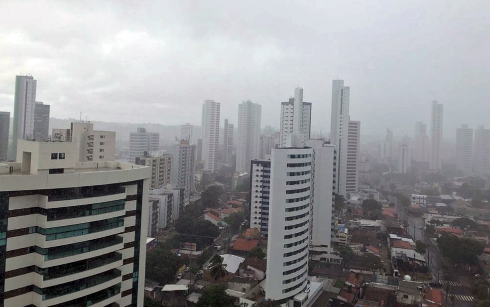 Céu nublado na Zona Norte do Recife — Foto: Pedro Alves/G1