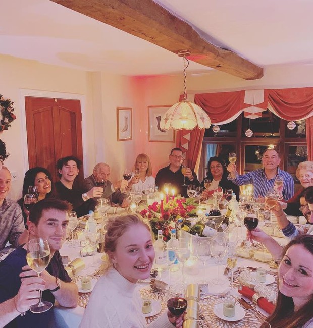 Sophie Turner, Joe Jonas, Nick Jonas, Priyanka Chopra e família  (Foto: Reprodução/Instagram)
