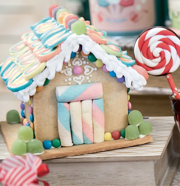 Guloseimas — A icônica casinha que atraiu João e Maria até a bruxa: reconstruída com massa de biscoito caseiro e doces. (Foto: Thais Galardi/GNT)