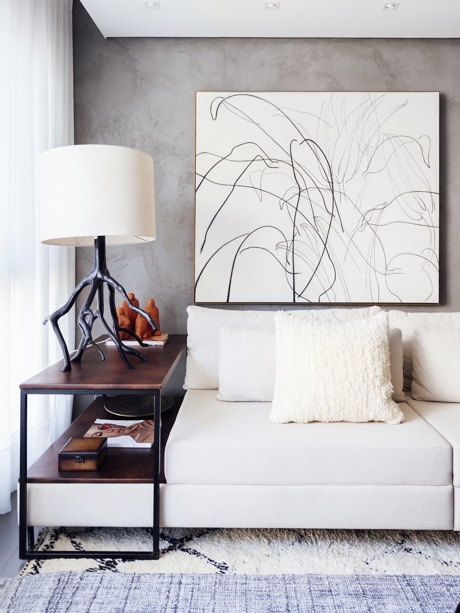 SALA | O branco do quadro da Luka Art na parede e do sofá quebra a densidade do cinza (Foto: Cristiano Bauce / Divulgação)