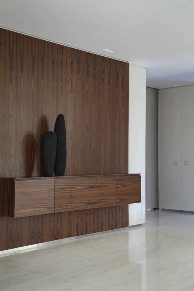 Minimalismo, tons sóbrios e design assinado decoram apartamento de 550 m² (Foto: Denilson Machado)