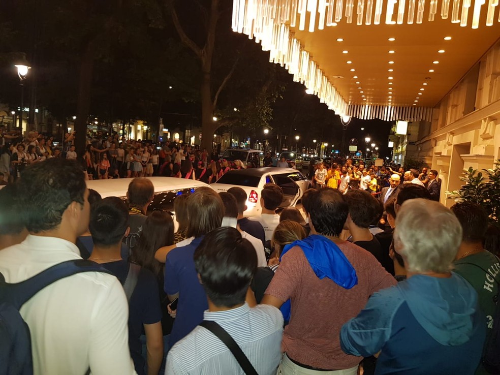 Torcida se aglomera na entrada de hotel para recepcionar a seleÃ§Ã£o (Foto: Guilherme Oliveira)