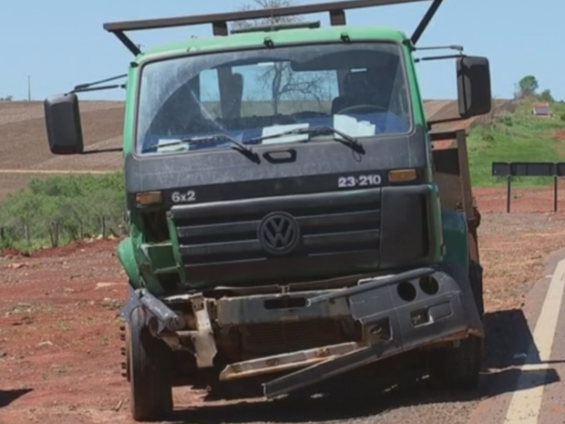 Caminhoneiro saiu ileso de acidente na SP-143 (Foto: Reprodução/TV TEM)