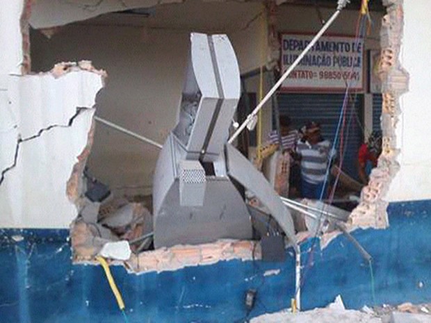 Caixa eletrônico explodido fica localizado na rodoviária de Nova Olinda do MA (Foto: Cícero Ferraz)