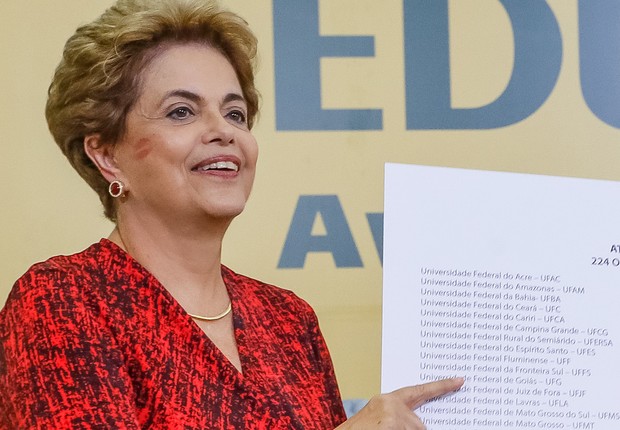A presidente Dilma Rousseff durante cerimônia de anúncio de criação de novas universidades no Palácio do Planalto (Foto: Roberto Stuckert Filho/PR)
