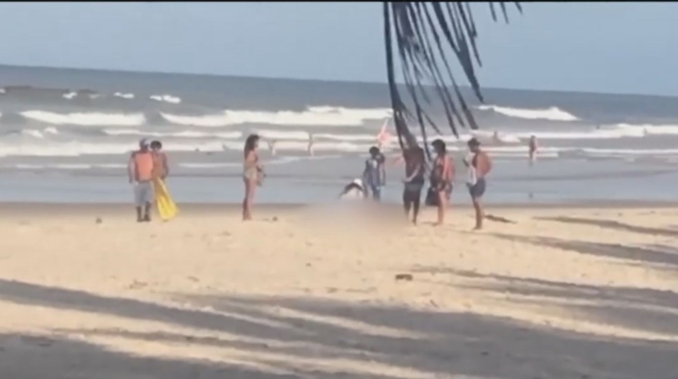 Jovem foi morto a tiros em praia de Ilhéus, no sul da Bahia — Foto: Reprodução / TV Santa Cruz