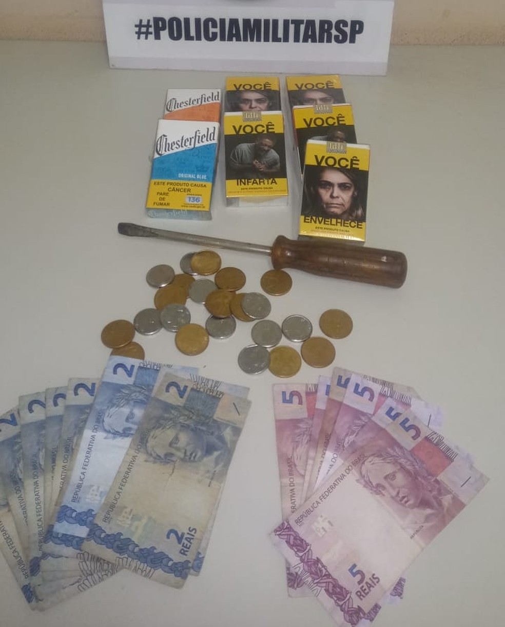 Homem havia separado cigarros e dinheiro para levar embora — Foto: Polícia Militar