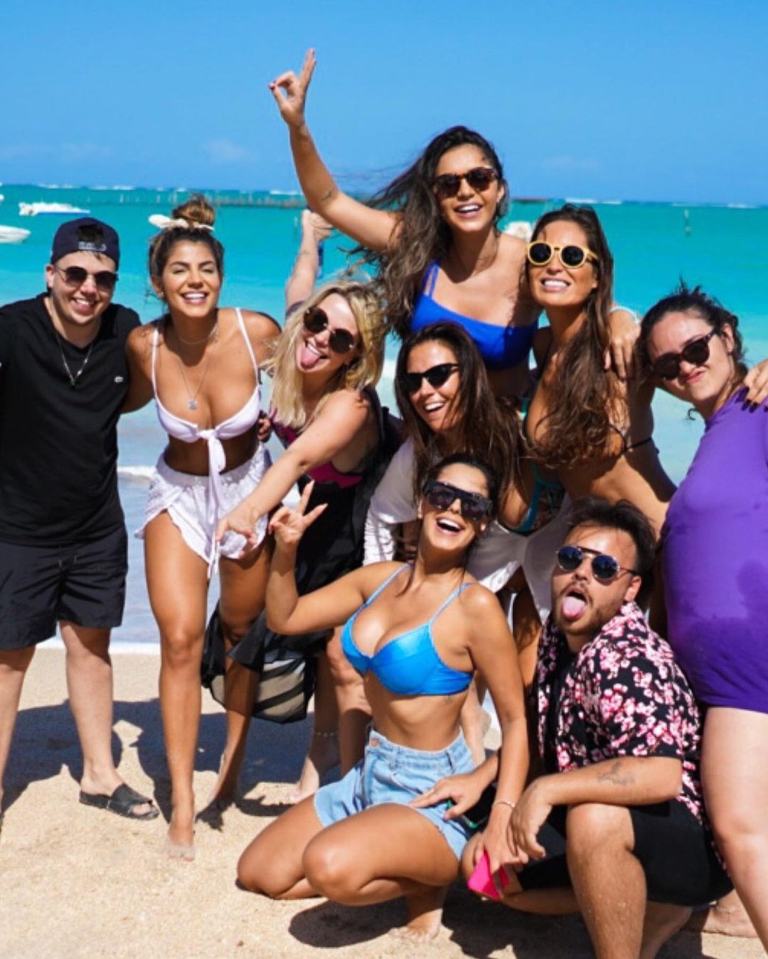 Gizelly Bicalho, Ivy Moraes e Marcela McGowan curtem praia com amigos (Foto: Reprodução Instagram)