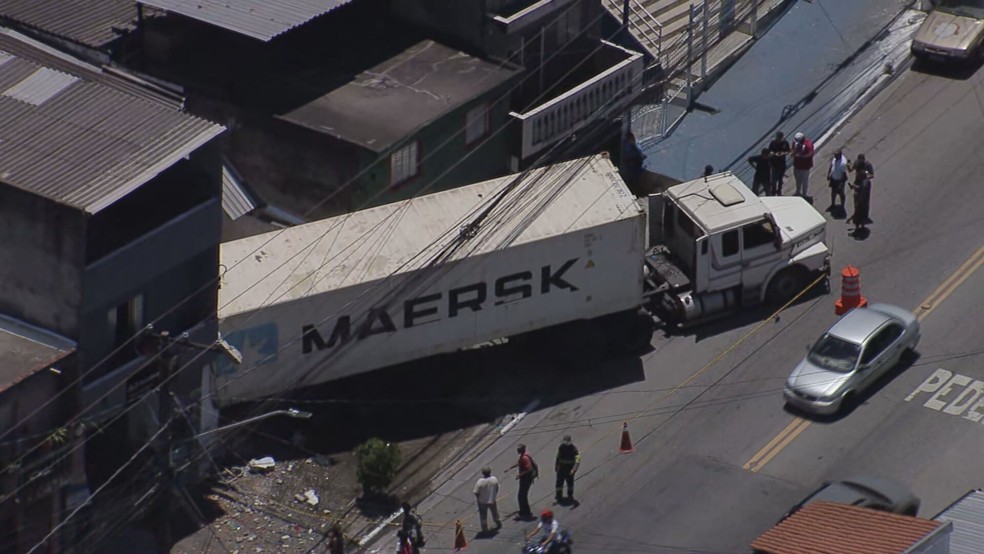 Caminhão bate em imóvel na Zona Norte de SP — Foto: Reprodução/TV Globo