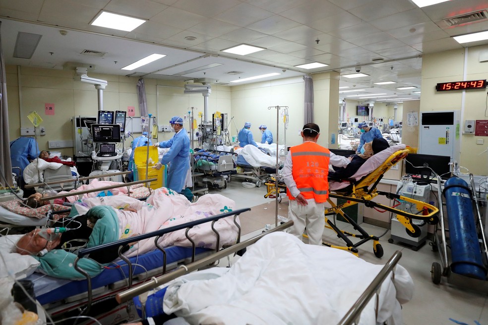 Interior de hospital na China tem diversos pacientes internados próximos um ao outro — Foto: China Daily via REUTERS