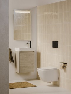 A coleção Ona, da Roca, traz o estilo de vida do Mediterrâneo para dentro do banheiro. O kit com bacia, caixa, assento e itens de instalação sai por R$ 2.790