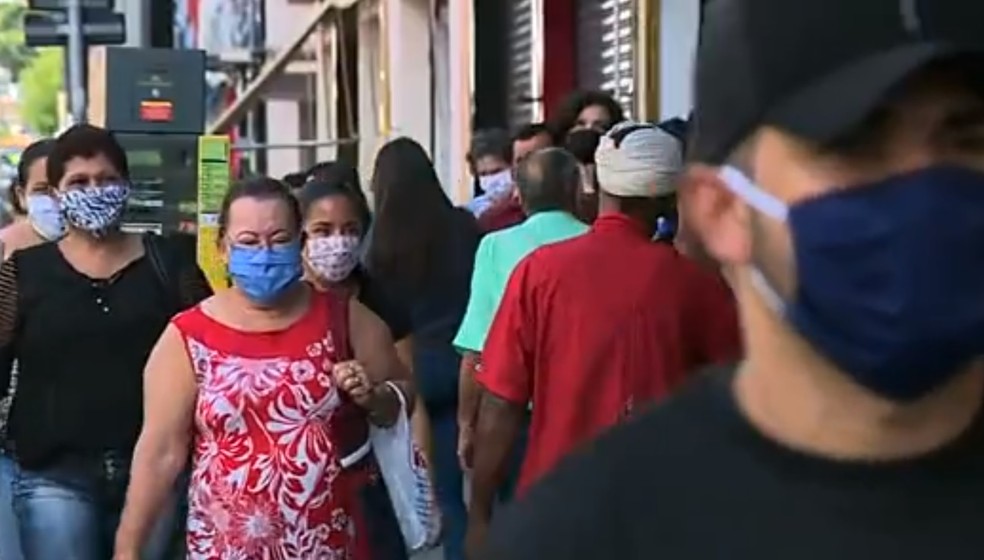 Movimento em área comercial de Piracicaba em junho deste ano — Foto: Ronaldo Oliveira/ EPTV