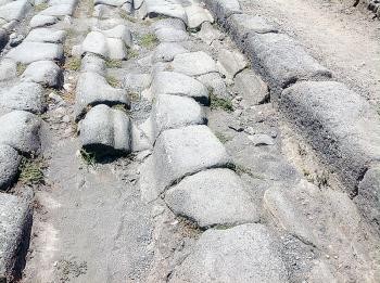 Ruas de Pompéia eram pavimentadas com ferro antes da erupção de vulcão que a destruiu  (Foto: University of Massachusetts )